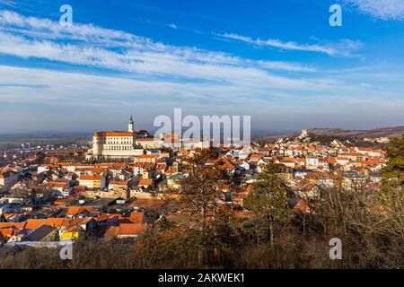 Panorama du centre-ville médiéval historique avec le château de Mikulov (château de Mikulov) au sommet du rocher. Région De La Moravie Du Sud, République Tchèque. Banque D'Images