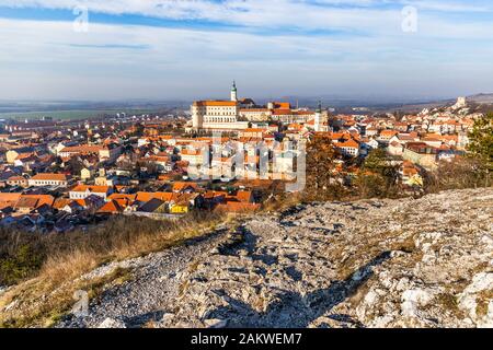 Panorama du centre-ville médiéval historique avec le château de Mikulov (château de Mikulov) au sommet du rocher. Région De La Moravie Du Sud, République Tchèque. Banque D'Images