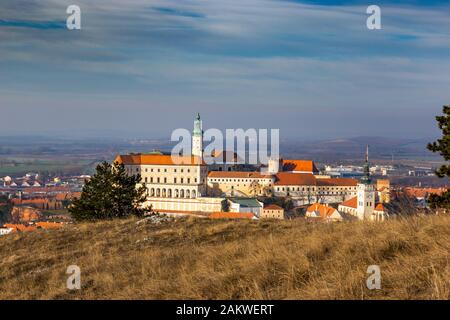 Panorama du centre-ville médiéval historique avec le château de Mikulov (château de Mikulov) au sommet du rocher. Région De La Moravie Du Sud, République Tchèque. Banque D'Images