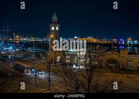 Vue panoramique la nuit de St Pauli Landungsbruecken lieu d'atterrissage à Port de Hambourg entre le port inférieur et le marché aux poissons sur la rivière Elbe Banque D'Images