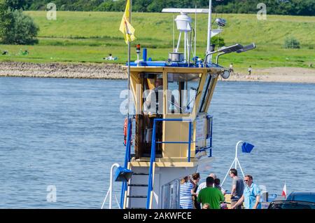 Orsoy, Nrw, Allemagne - 9 Juin 2014 : Ferry City Orsoy Sur Le Rhin. Le ferry relie Orsoy à NRW, la ville de Duisburg Walsum. Quelques passagers sur t Banque D'Images