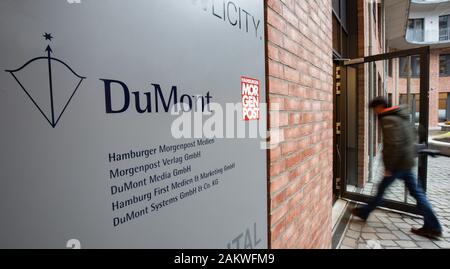 Hambourg, Allemagne. 10 janvier, 2020. Un journaliste entre dans l'immeuble de bureaux où le quotidien "Hamburger Morgenpost" a ses bureaux de rédaction. Crédit : Christian Charisius/dpa/Alamy Live News Banque D'Images