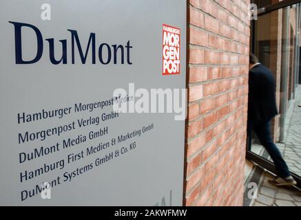 Hambourg, Allemagne. 10 janvier, 2020. Un homme entre dans l'immeuble de bureaux où le quotidien "Hamburger Morgenpost" a ses bureaux de rédaction. Crédit : Christian Charisius/dpa/Alamy Live News Banque D'Images