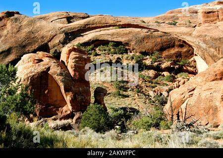 Jardin des Devils arche étroite en grès rouge vue du sentier jardin des Devils, parc national des Arches Banque D'Images