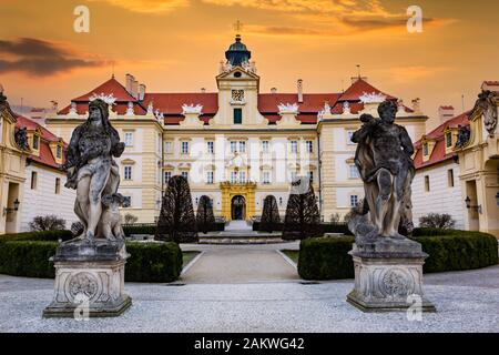 Magnifique château de Valtice avec magnifique coucher de soleil, Moravie du Sud, destination touristique populaire en République tchèque. Banque D'Images