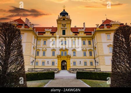 Magnifique château de Valtice avec magnifique coucher de soleil, Moravie du Sud, destination touristique populaire en République tchèque. Banque D'Images