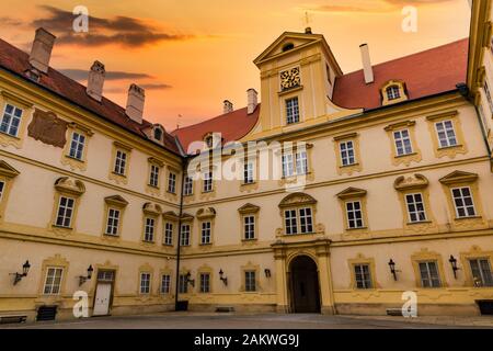 Magnifique château de Valtice avec magnifique coucher de soleil, Moravie du Sud, destination touristique populaire en République tchèque. Banque D'Images