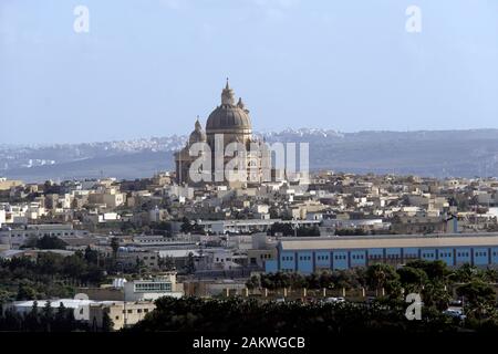 Grüber - Blick von der Festungsmauer auf Basilika St. Johannes der Täufer à Xewkija, Victoria (m Banque D'Images