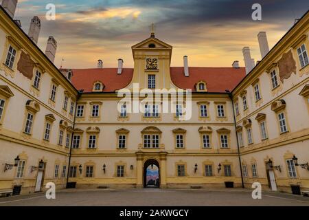 Magnifique château de Valtice avec magnifique coucher de soleil, Moravie du Sud, destination touristique populaire en République tchèque. Banque D'Images