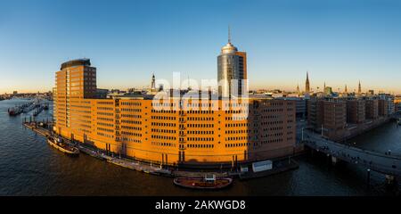 Vue panoramique sur le port de Hambourg dans la ville de Hafen à l'Elbe au coucher du soleil/crépuscule depuis la terrasse d'observation de l'Elbphilonie Banque D'Images