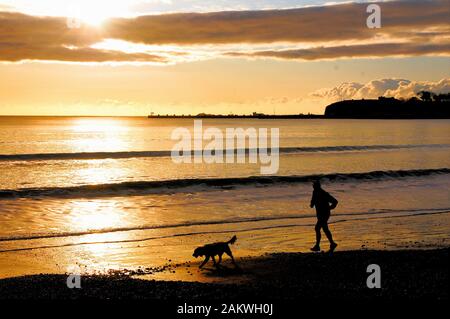 Weymouth. 10 janvier 2020. Météo britannique. Les gens à sortir tôt pour profiter d'un jour sec à Weymouth. crédit : Stuart fretwell/Alamy Live News Banque D'Images
