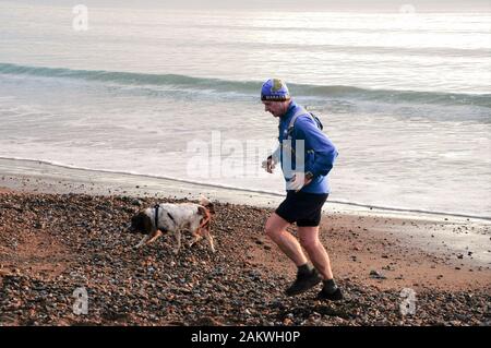 Weymouth. 10 janvier 2020. Météo britannique. Les gens à sortir tôt pour profiter d'un jour sec à Weymouth. crédit : Stuart fretwell/Alamy Live News Banque D'Images