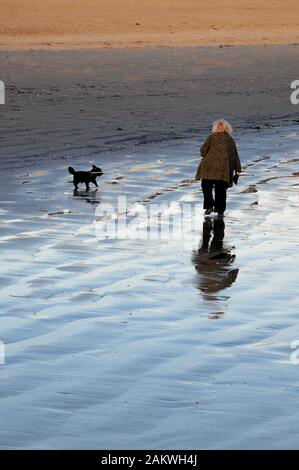 Weymouth. 10 janvier 2020. Météo britannique. Les gens à sortir tôt pour profiter d'un jour sec à Weymouth. crédit : Stuart fretwell/Alamy Live News Banque D'Images