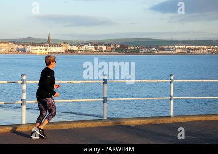 Weymouth. 10 janvier 2020. Météo britannique. Les gens à sortir tôt pour profiter d'un jour sec à Weymouth. crédit : Stuart fretwell/Alamy Live News Banque D'Images