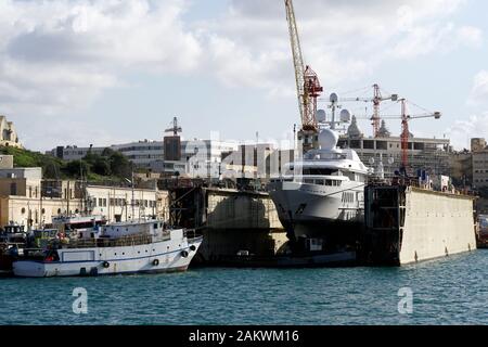 Hafenrundfahrt durch den Grand Harbour - Luxusyacht im Trockendock, Senglea Banque D'Images