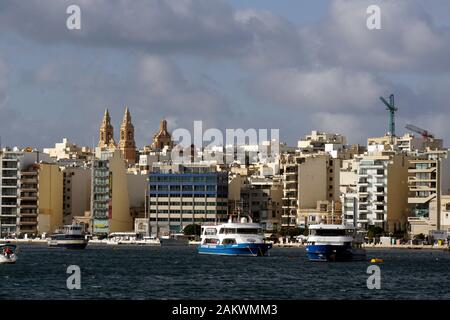 Hafenrundfahrt durch den Grand Harbour Valletta - Blick auf die Skyline von Sliema, Malte Banque D'Images