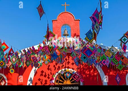 Sayulita Nayarit, Mexique,, paroisse de Nuestra Señora de Guadalupe- Sayulita, église catholique avec Ojos de Dios bannières Banque D'Images