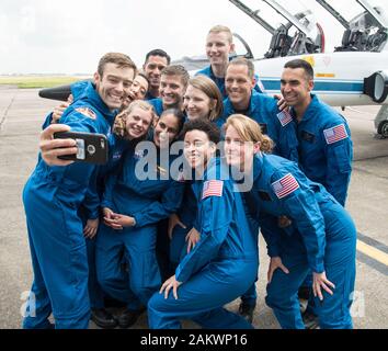 2017 La NASA Classe candidat astronaute arrêté pour une photo de groupe lors de l'obtention équipé pour des combinaisons de vol à l'aéroport Ellington près de centre spatial Johnson de la NASA à Houston, Texas, le 6 juin 2017. La NASA est en l'honneur de la première classe de candidats astronautes d'obtenir leur diplôme dans le cadre du programme Artemis le 10 janvier 2019, à l'agence centre spatial Johnson à Houston. Après plus de deux ans de formation de base, ces candidats seront admissibles pour les vols spatiaux, y compris les affectations à la Station spatiale internationale, Artemis les missions vers la lune, et, en définitive, les missions vers Mars. Banque D'Images