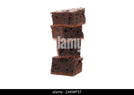 Pile de délicieuses tranches de gâteau au chocolat isolées sur fond blanc Banque D'Images