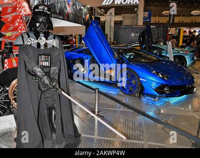 Chiba, Japon. 10 janvier, 2020. Cosplayeur pose pour le photographe durant la Tokyo Auto Salon 2020 au Makuhari messe dans Chiba-Prefecture, le Japon le vendredi 10 janvier 2020. Environ 438 constructeurs automobiles et fabricants de pièces d'auto appel leurs derniers produits à trois jours de voitures personnalisées et les voitures de course exposition à cet événement. Photo par Keizo Mori/UPI UPI : Crédit/Alamy Live News Banque D'Images