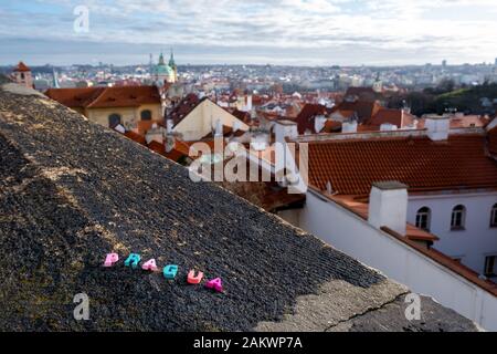 Mot Prague de lettres colorées sur le fond de la ville Banque D'Images