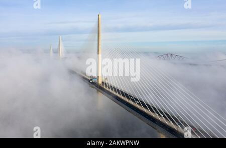 South Queensferry, Ecosse, Royaume-Uni. 10 janvier 2020. Drone image d'un nuage à l'inversion spectaculaire Queensferry Crossing Bridge avec la moitié inférieure du pont enveloppé dans le brouillard, mais la moitié supérieure dans un beau temps ensoleillé. Iain Masterton/Alamy Live News Banque D'Images