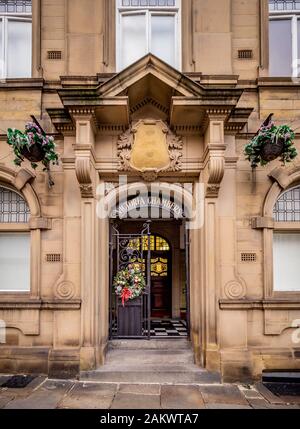 Victoria Chambers couronne porte de Noël. Un bâtiment à Wakefield's civic trimestre. West Yorkshire. Banque D'Images