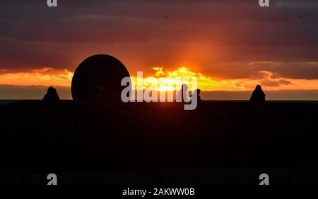 Brighton UK 10 Janvier 2020 - Le soleil se couche sur le front de mer de Brighton aussi humide et venteux devrait revenir à l'échelle du pays d'ici quelques jours . Crédit : Simon Dack / Alamy Live News Banque D'Images