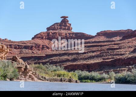 Mexican Hat Rock formation au-dessus de la Rivière San Juan, dans le sud de l'Utah. Banque D'Images