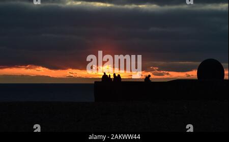 Brighton UK 10 Janvier 2020 - Le soleil se couche sur le front de mer de Brighton aussi humide et venteux devrait revenir à l'échelle du pays d'ici quelques jours . Crédit : Simon Dack / Alamy Live News Banque D'Images