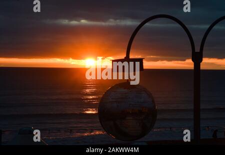 Brighton UK 10 Janvier 2020 - Le soleil se couche sur le front de mer de Brighton aussi humide et venteux devrait revenir à l'échelle du pays d'ici quelques jours . Crédit : Simon Dack / Alamy Live News Banque D'Images