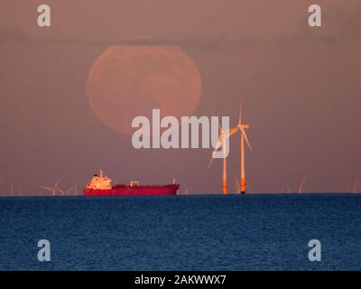 Leysdown, Kent, UK. 10 janvier, 2020. Météo France : la pleine lune Loup vu monter au-dessus de Leysdown, Kent ce soir. Credit : James Bell/Alamy Live News Banque D'Images