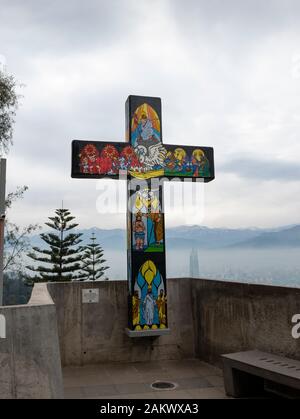 Crucifix sur le Camino de Las Siete Palabras (Chemin des sept mots) Cerro San Cristobal, Santiago, Chili. Banque D'Images