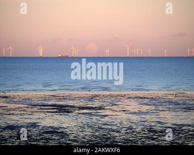 Leysdown, Kent, UK. 10 janvier, 2020. Météo France : la pleine lune Loup vu monter au-dessus de Leysdown, Kent ce soir. Credit : James Bell/Alamy Live News Banque D'Images