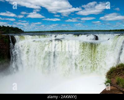 La gorge du diable (Garganta del Diablo / Garganta do Diabo) Chutes d'Iguacu Falls) (vu de l'Iguazu Falls National Park, l'Argentine. Banque D'Images