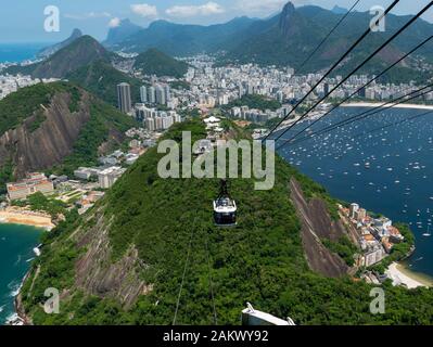 Le téléphérique pour le mont Sugarloaf (Pao de Acucar) Rio de Janeiro, Brésil. Banque D'Images
