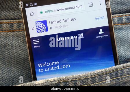 Le site web de United Airlines affiche sur smartphone caché dans la poche de jeans Banque D'Images