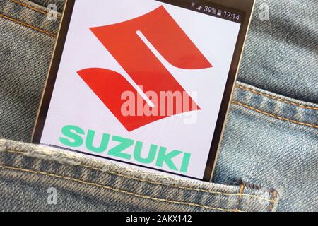 Suzuki Motor Corporation logo affiché sur smartphone caché dans la poche de jeans Banque D'Images