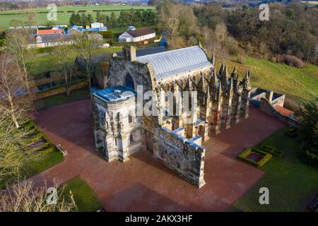 Vue aérienne de La Chapelle de Rosslyn à Roslin village Midlothian, Ecosse, Royaume-Uni Banque D'Images