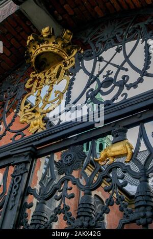 Une porte d'entrée en métal noir ornée de métaux élaborés, dont une couronne dorée et un éléphant menant à l'église Holmen de Copenhague, Danemark. Banque D'Images