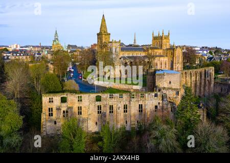 Vue aérienne de Dunfermlne Abbaye et palais, Dunfermline, Fife, Scotland, UK Banque D'Images