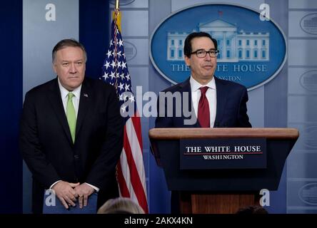 Washington, United States. 10 janvier, 2020. Secrétaire au Trésor des Etats-Unis Steven Mnuchin parle aux représentants des médias aux côtés de la secrétaire d'État américaine, Mike Pompeo dans la Maison Blanche salle des conférences de presse le vendredi 10 janvier 2020 à Washington, DC. Photo par : Alex Wroblewski/UPI UPI : Crédit/Alamy Live News Banque D'Images