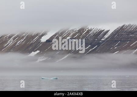 Montagne dans le brouillard le long de la côte à l'Hinlopenstretet / Hinlopenstreet / Hinlopen strait entre le Spitzberg et de Nordaustlandet Svalbard, Norvège Banque D'Images