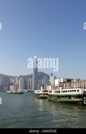 Ferry Hong Kong Star - ferries trois étoiles dans le port de Hong Kong à l'embarcadère Star Ferry, un jour ensoleillé en novembre, Hong Kong Asia Banque D'Images