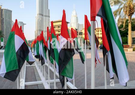 Dubaï / Emirats Arabes Unis - 3 décembre, 2019 : de nombreux drapeaux nationaux des EAU avec Souk Al Bahar et Burj Khalifa sur arrière-plan. Journée nationale des EAU. Jour du drapeau Banque D'Images