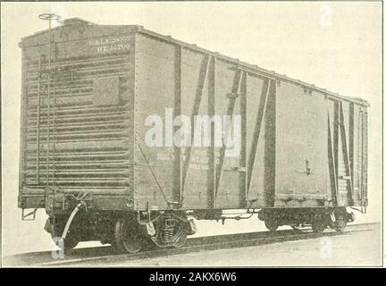 Locomotive de chemin de fer et par l'ingénierie . med encadrement côté de la voiture.Le centre sills sont construits pour résister à l'buffingonly, composé de 12-in. channelsweighing 35 livres par pied, distantes de 12^ ins.dos à dos avec les brides s-wardly et s'étendant de fin bout de bas seuil. Ils sont liés ensemble et re-inforcL-il en haut avec un 4-in. Couvrir et marchepieds en acier et d'avoir une castingbetween le centre avec 14 couches x J/2-en.haut et 14 x 7/16 in. les plaques bas.Le plancher est de 1^ andgrooved-tongued. en pin jaune, reposant sur le centre côtéet sills, et sur deux intermediatey Banque D'Images