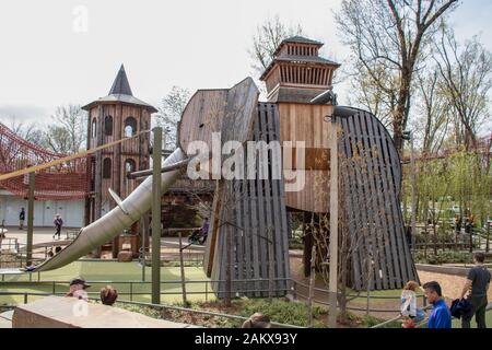 4-6-2018 Tulsa USA Glissement Unique en bois pour enfants construit pour ressembler à un immense éléphant dans le parc public de Gathering Place avec des enfants et des adultes réunis aro Banque D'Images