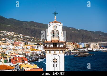 Candelaria, Tenerife, Espagne - 27 Décembre, 2019. Belle vue sur la ville de Candelaria avec Basilica de Nuestra Señora de Candelaria Church le foregro Banque D'Images