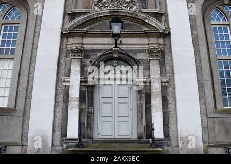 Une porte gothique avec détail en pierre complexe Banque D'Images