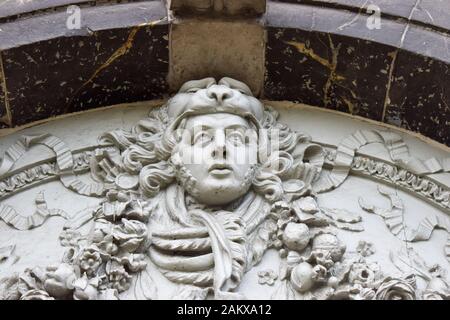 Vue rapprochée d'une sculpture en pierre d'une tête de homme au-dessus d'une porte Banque D'Images